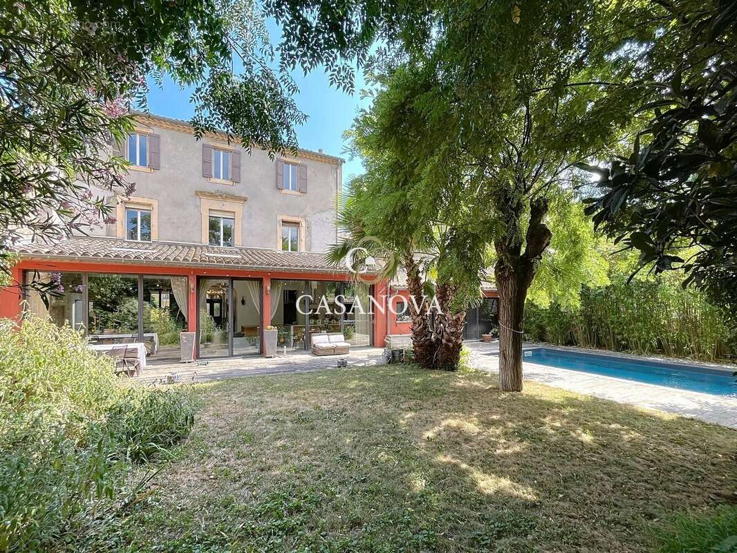 Maison de caractere avec jardin et piscine. grand garage. centre-ville tous commerces. potentiel chambres d'hotes et gites. 40 k - photo 3