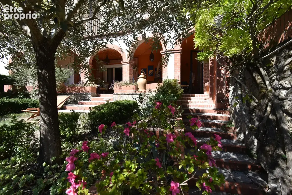 Maison de maître atypique avec maison secondaire, piscine et jardin. - photo 25