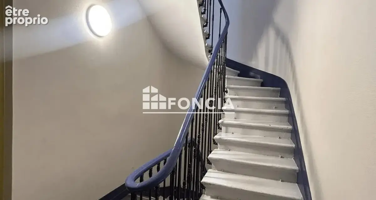 Grand studio rénové avec belle hauteur sous plafond ! - photo 3