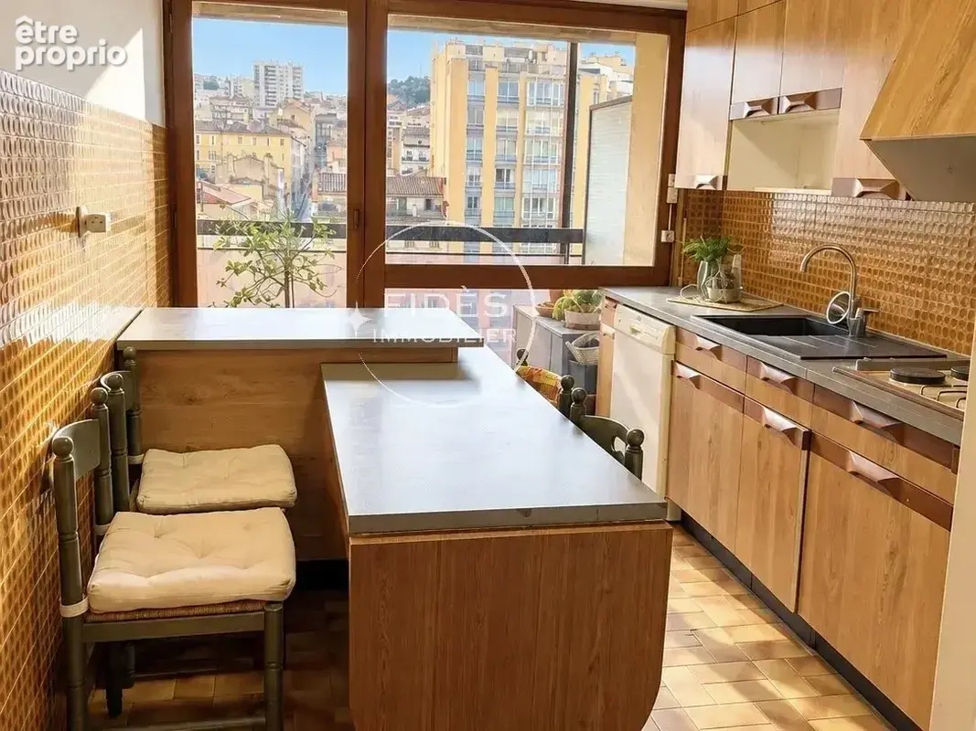 Marseille 6e – Castellane  T4 traversant de 114 m² – 7e étage – Deux balcons – Vue dégagée - photo 3