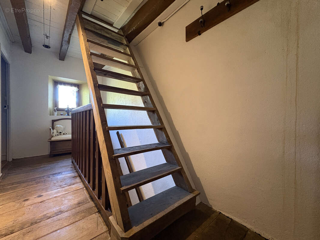 Ségur en Aveyron, Jolie maison au centre du village avec atelier/garage. - photo 10