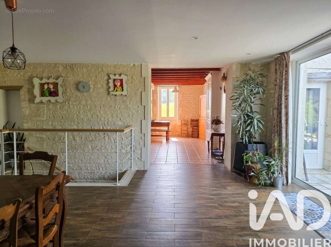 Maison 308 m² à Bouteville  - photo 8