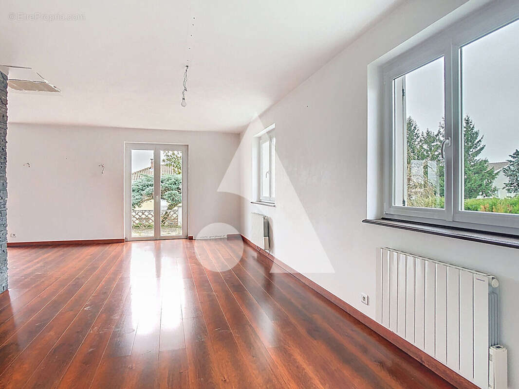 Maison à CHAZELLES-SUR-LYON