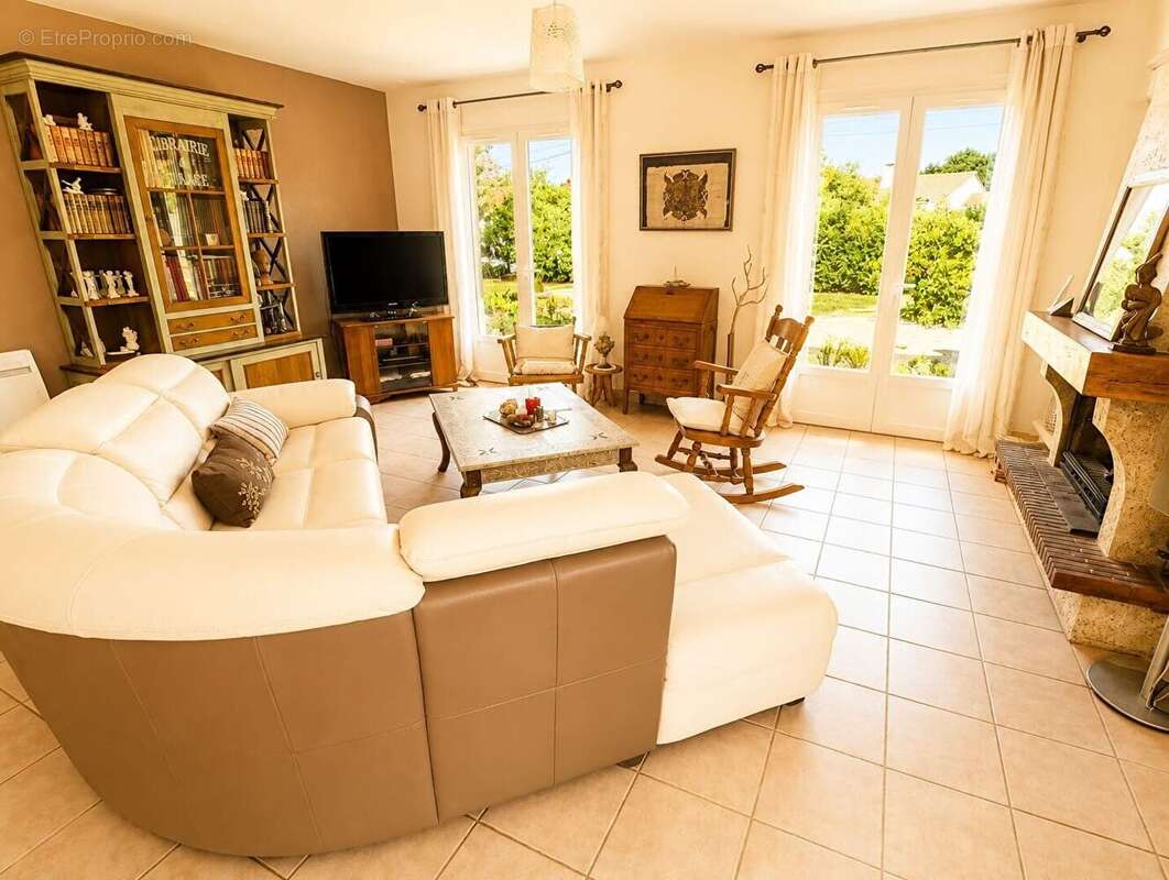 Challans Maison  plain-pied 102m² environ, 3 chambres, jardin et dépendances. - photo 7