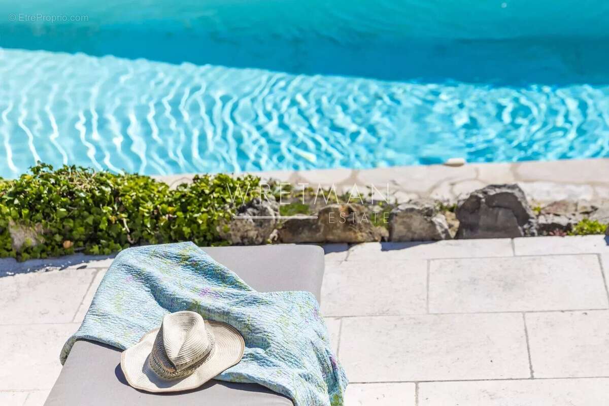 Maison à CHATEAUNEUF-GRASSE