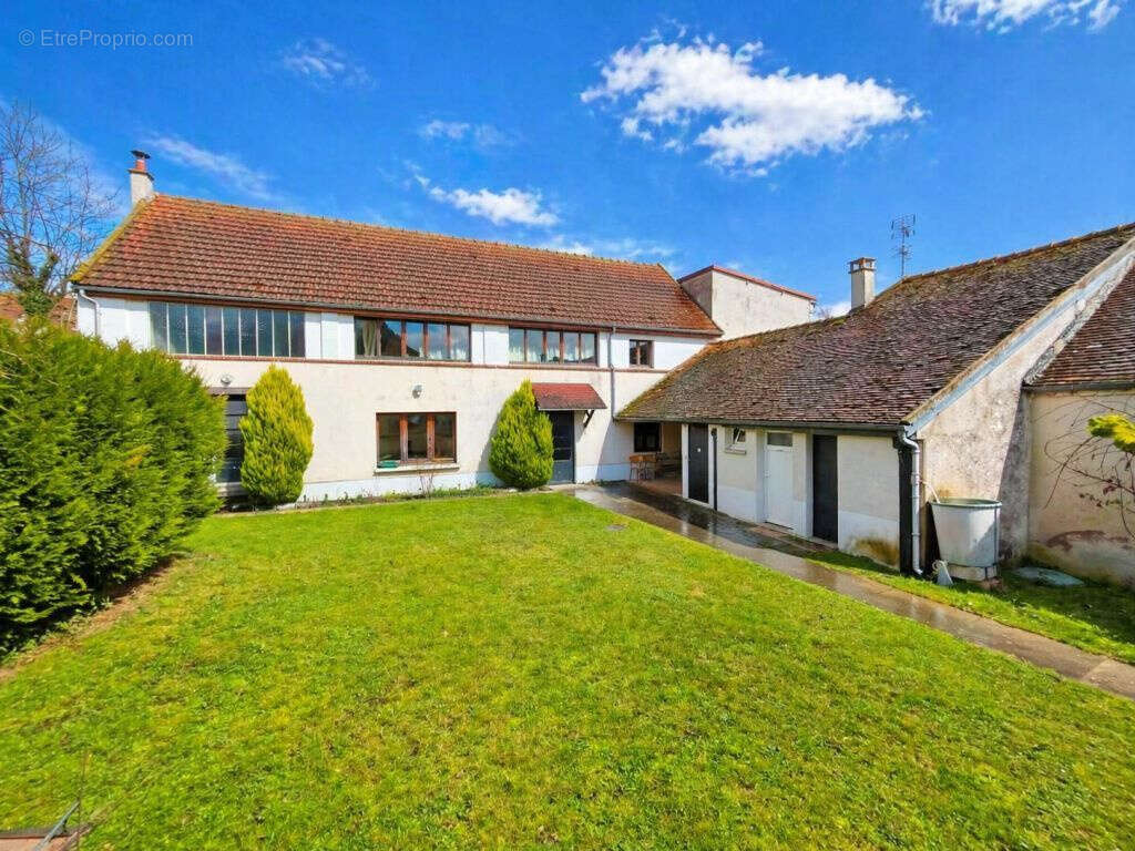 Maison à VILLENEUVE-LA-GUYARD