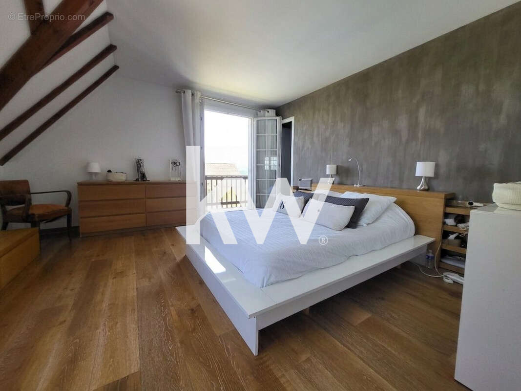 Maison 280 m² à Saint-Priest-En-Jarez  - photo 8