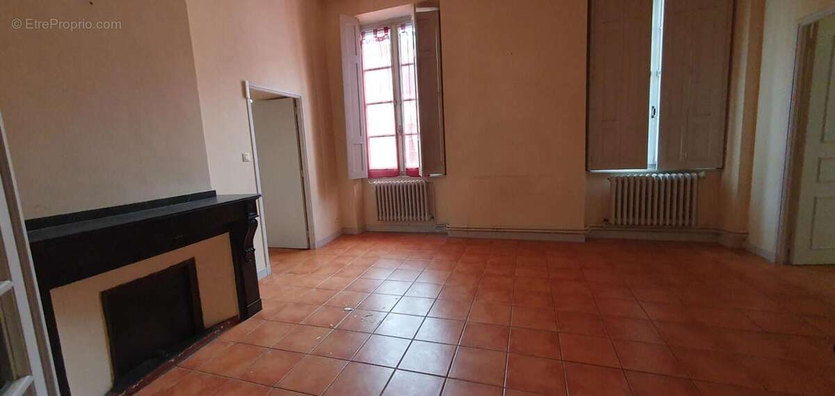 EXCLUSIVITE ! Investissez dans l'histoire ! Un hôtel particulier avec tour classée du XVe siècle, 7 appartements, un local comme - photo 8