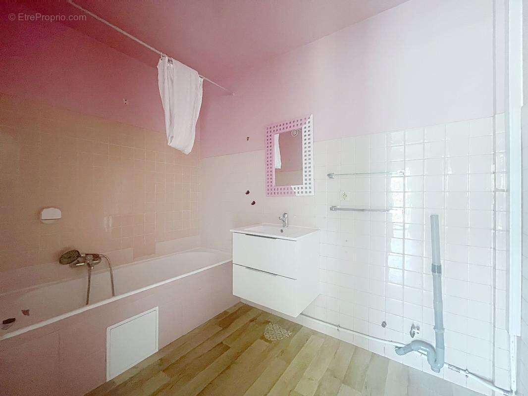 Appartement à SAINT-LAURENT-DU-VAR