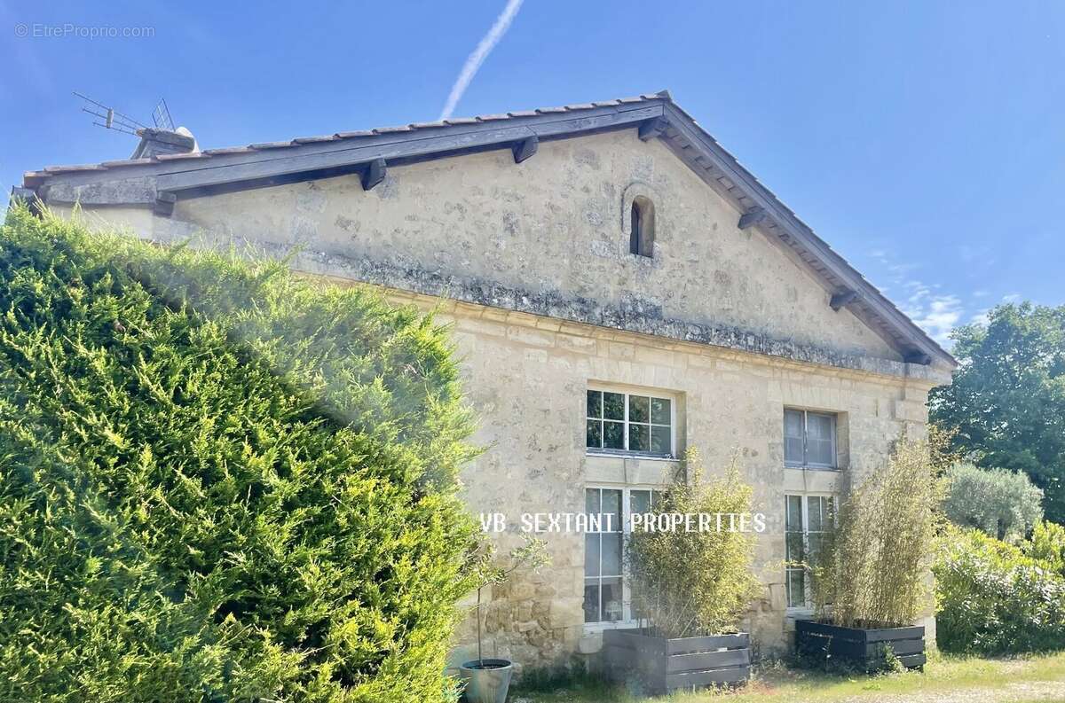 Maison à CAMIAC-ET-SAINT-DENIS