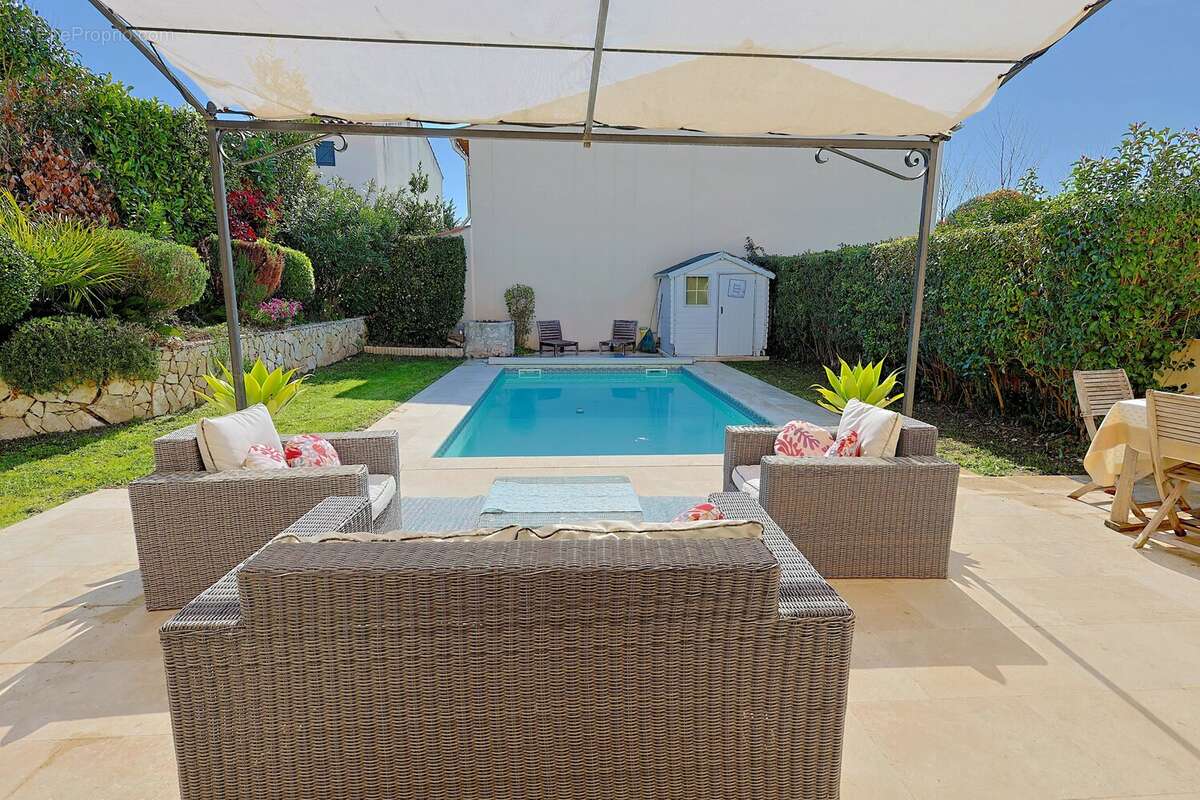 Maison à LA ROQUETTE-SUR-SIAGNE