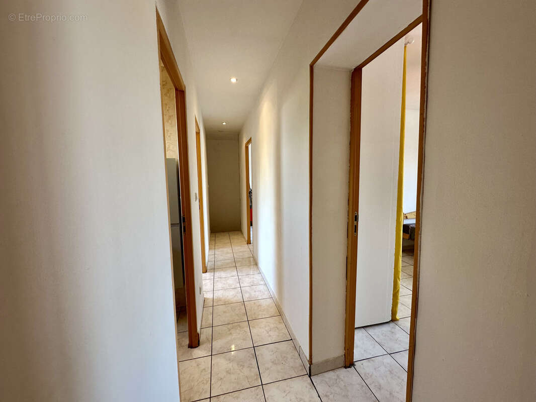 St Gilles (30): Grande Villa T5 de 117 m2 sur 253 m2 de terrain avec garage et deux parkings - photo 10
