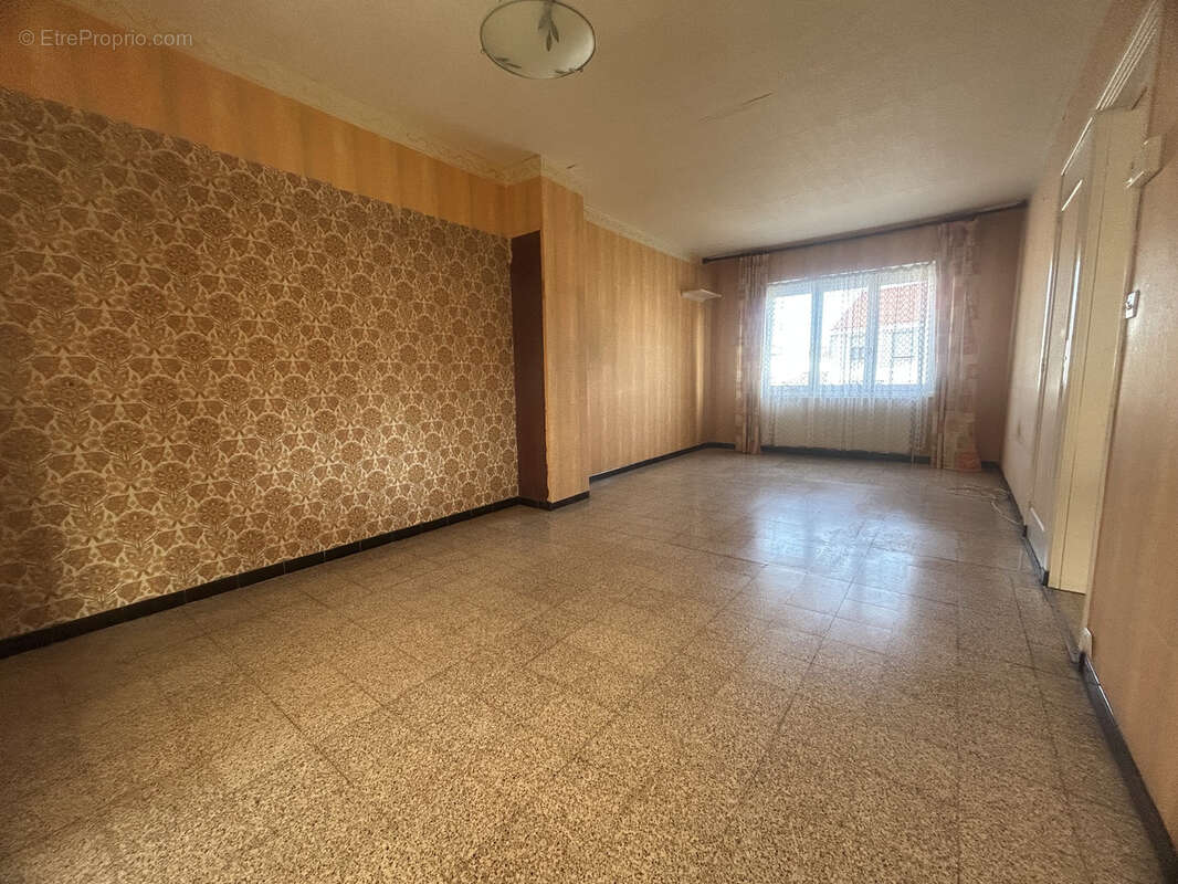 Maison des années 60 de style bel étage à rénover complétement, secteur calme et prisé !! - photo 3