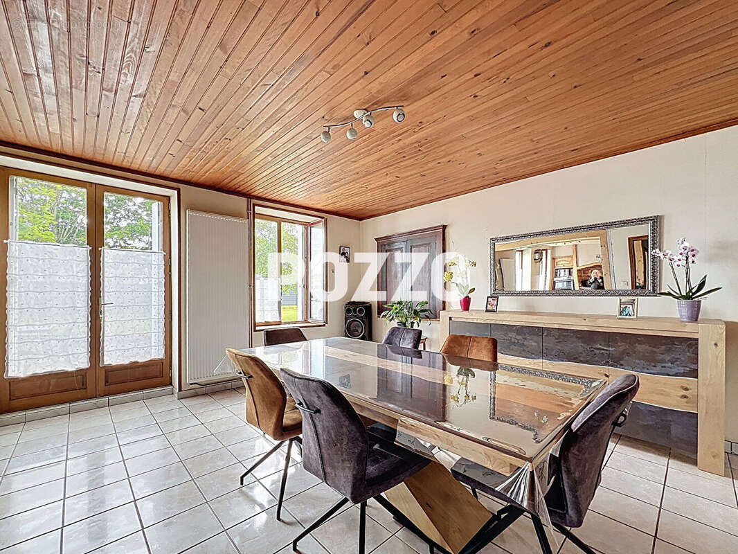A Vendre - Saint Hilaire Du Harcouet - Maison 7 pièce(s) 160 m² - Centre-ville - photo 2