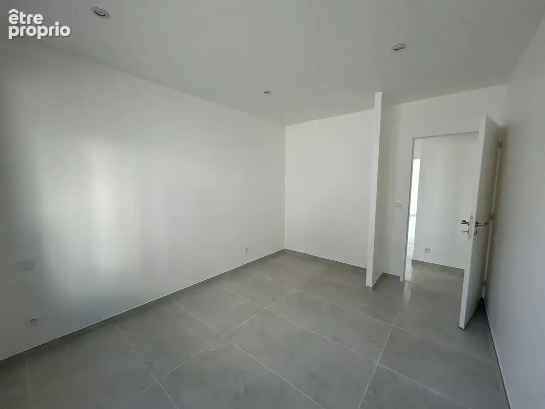 Maison neuve de plain à vendre avec garage et terrain attenant - photo 11