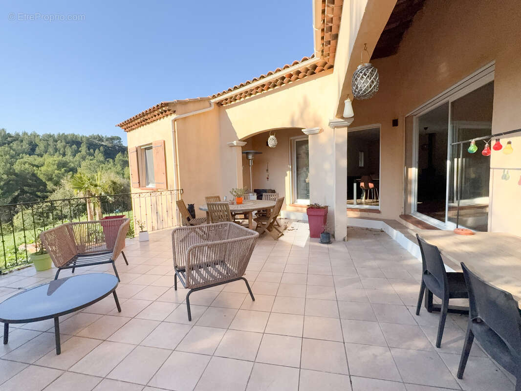 Maison à SAINT-MITRE-LES-REMPARTS