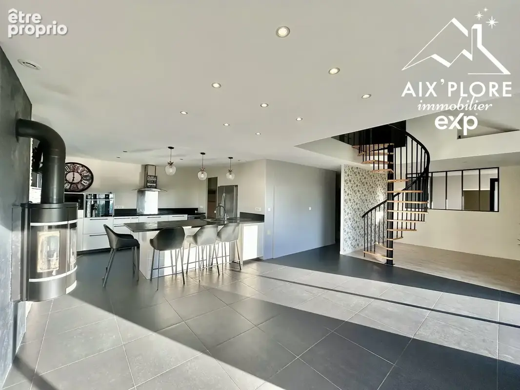 Maison 120 m² à Saint-Genix-Sur-Guiers  - photo 2