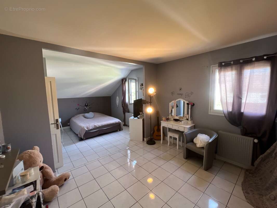 Superbe maison de 8 pieces de 215 m2 , terrasse , jardin et garage double - quartier privilegie du haut de bonneuil (94380) - photo 12