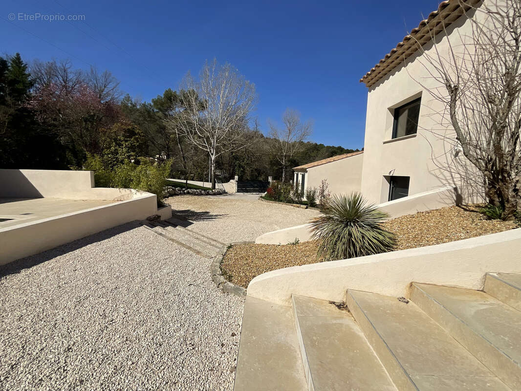 Maison à LE PUY-SAINTE-REPARADE