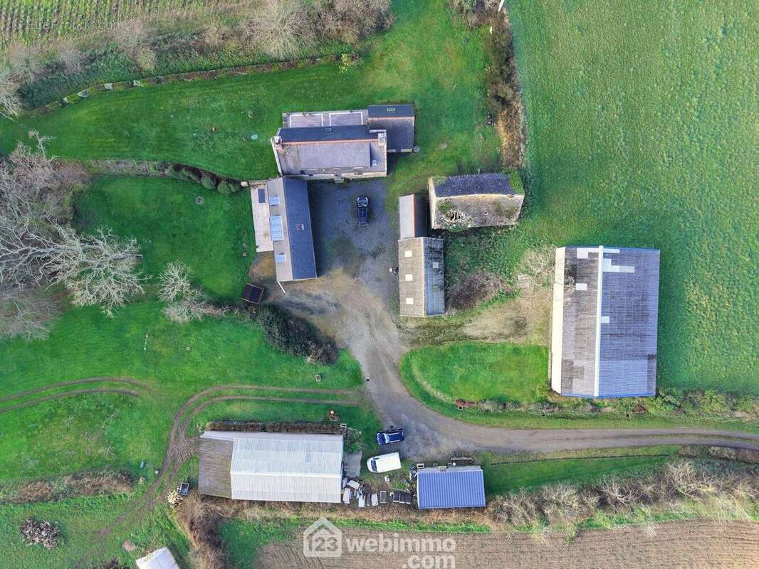 Vue d&#039;ensemble de la propriété, du gîte et des hangars - Maison à PLOUGRESCANT