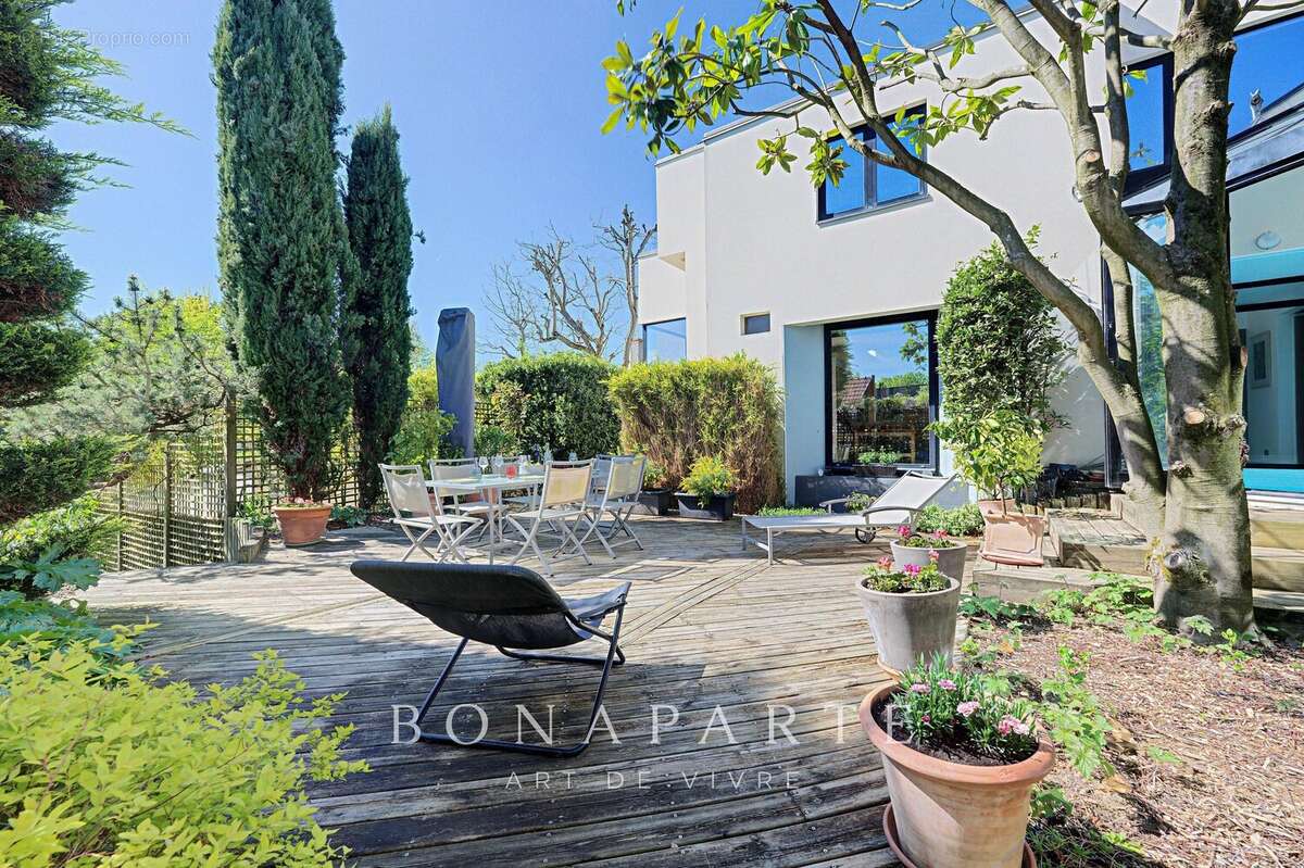 Maison d’architecte – 316 m² habitables – Dépendance indépendante – Piscine intérieure – Sous-sol total – Jardin paysagé de 800  - photo 2