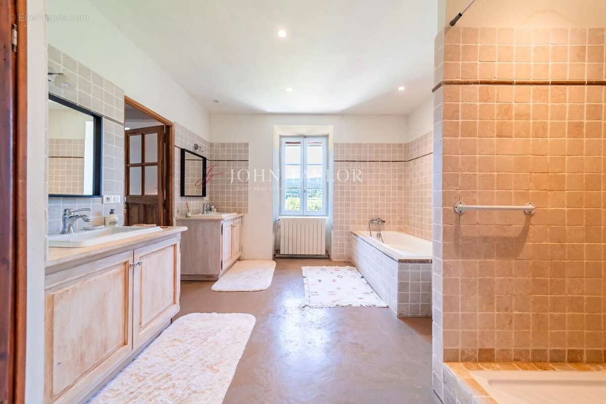 Mas en Pierre d'Exception à Vendre à Ménerbes : Charme Provençal et Piscine Chauffée - photo 15