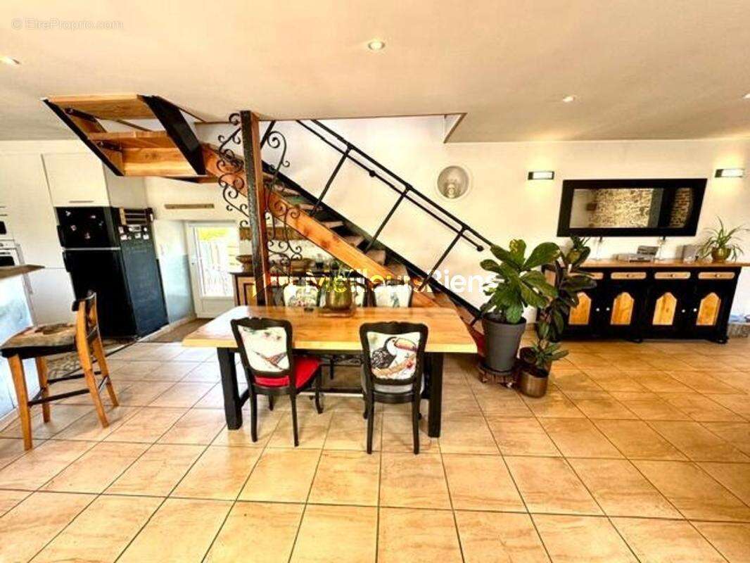 Maison en pierres + appartement/gîte + hangar + dépendances - photo 5