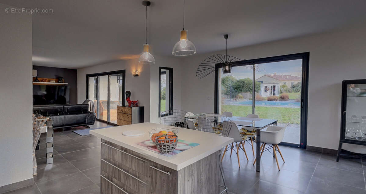 Maison à CASTELNAU-MONTRATIER