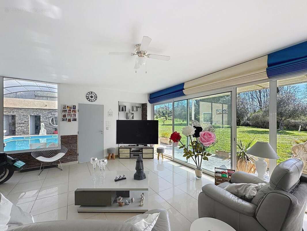 Maison 294 m² à Le Vernet  - photo 3