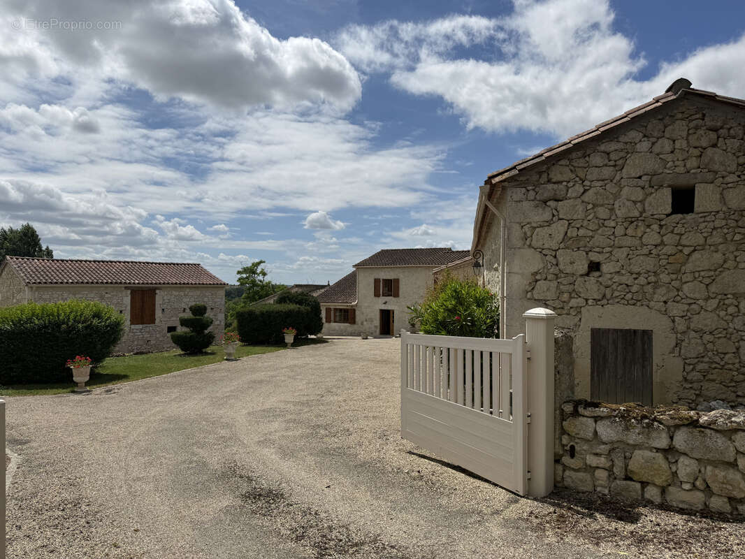 Charmante propriété de campagne avec dépendances, piscine et vue dégagée, à proximité de Condom - photo 15