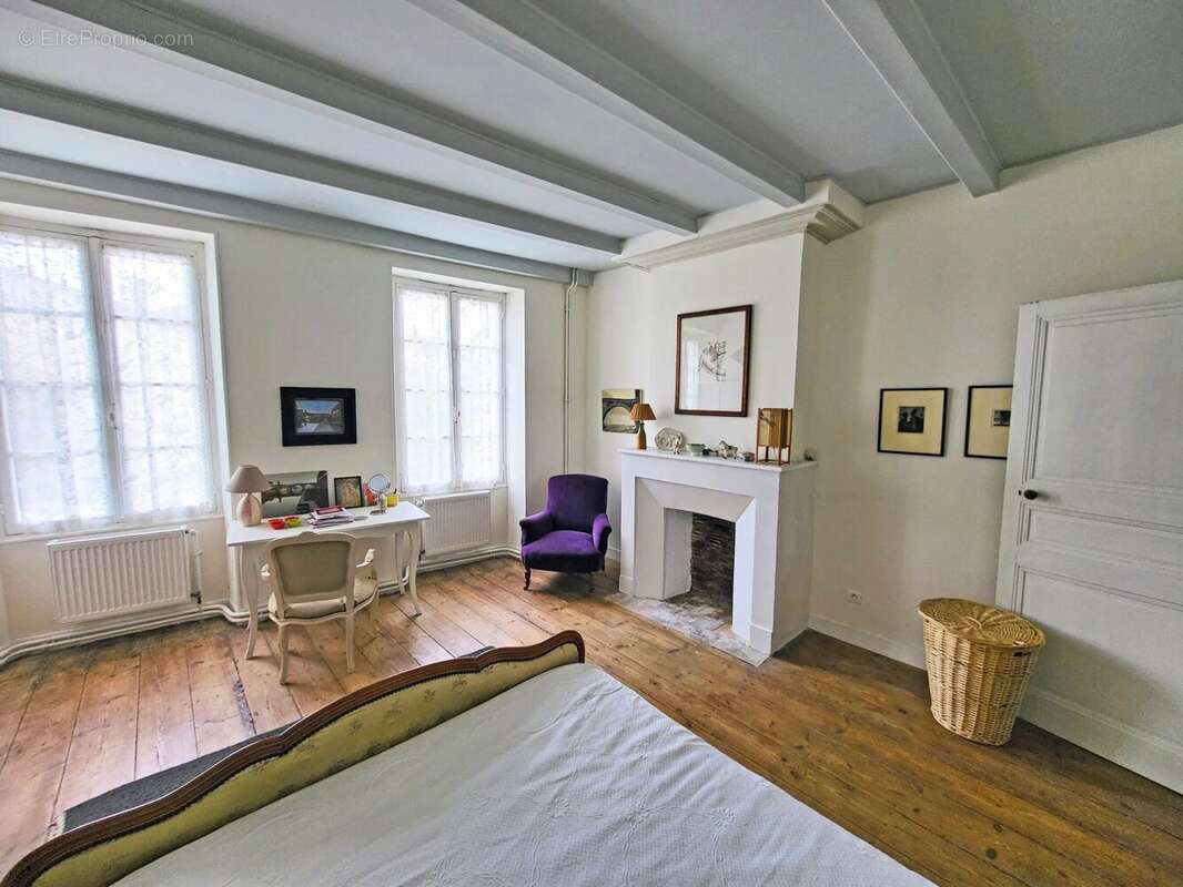 Maison à NEUVICQ-LE-CHATEAU