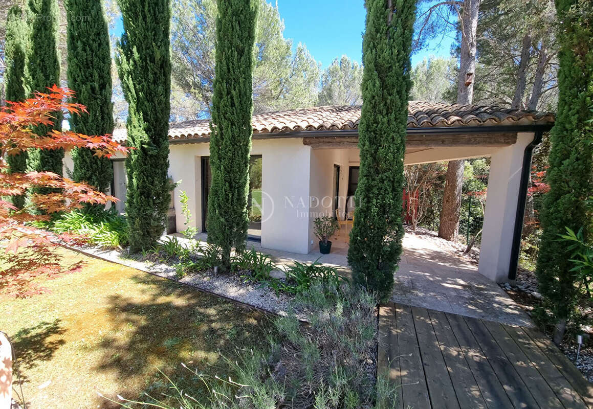 LOURMARIN Élégante propriété de prestige avec piscine chauffée et dépendances - photo 12
