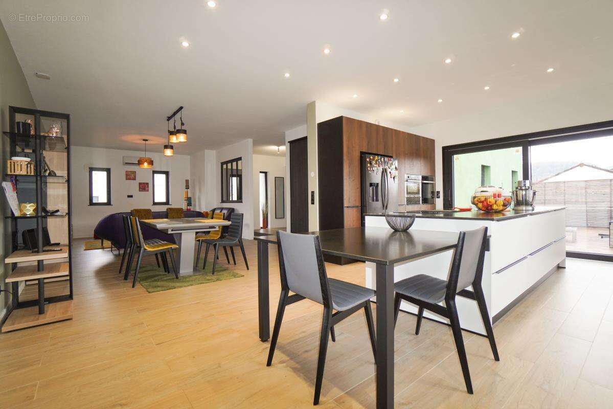 Maison à LAY-SAINT-CHRISTOPHE