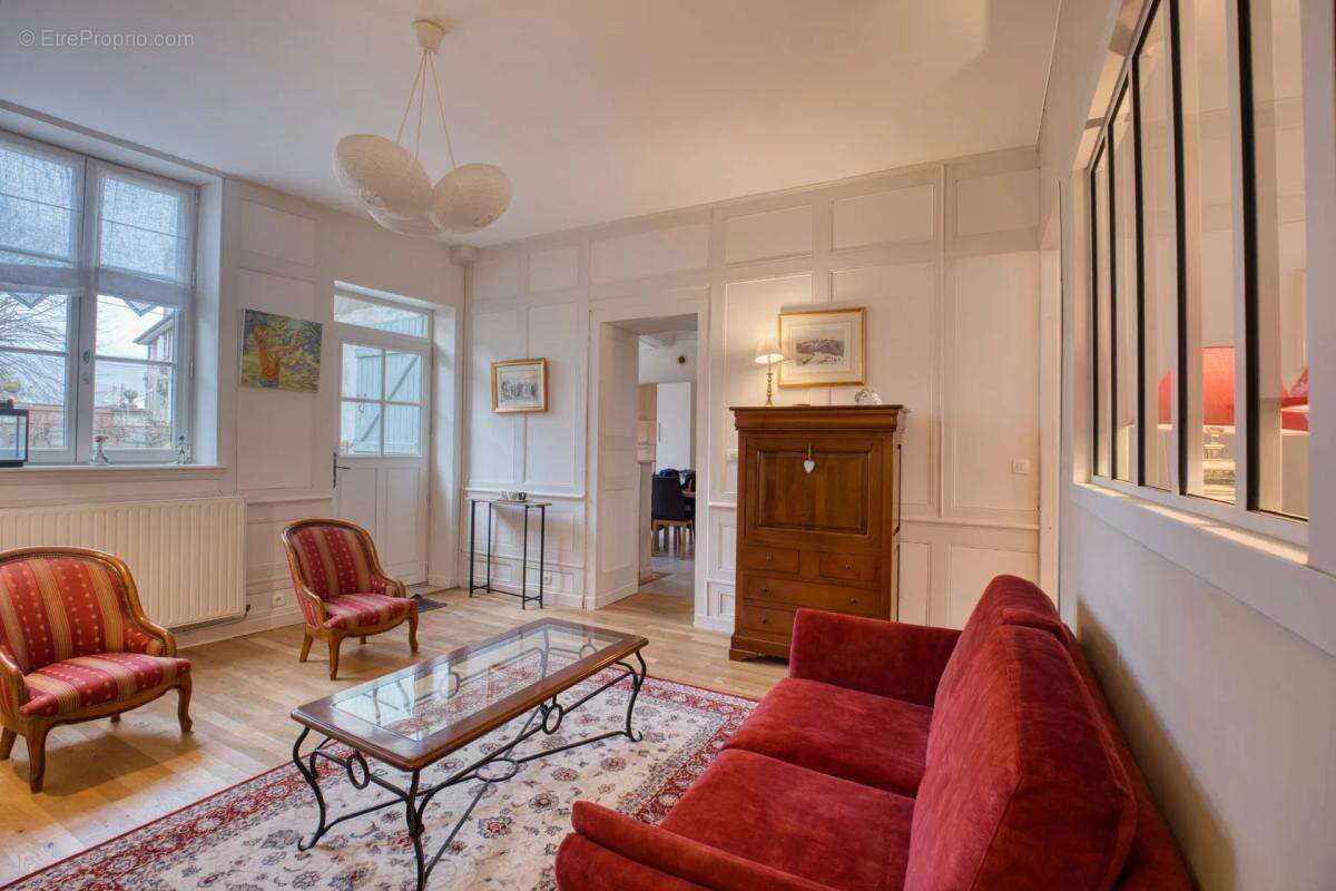 Maison à VIC-SUR-SEILLE