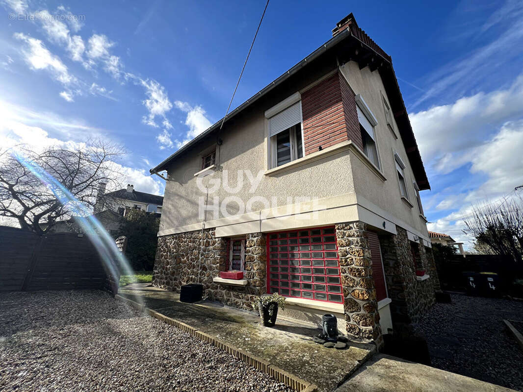 Maison à SAINTE-GENEVIEVE-DES-BOIS
