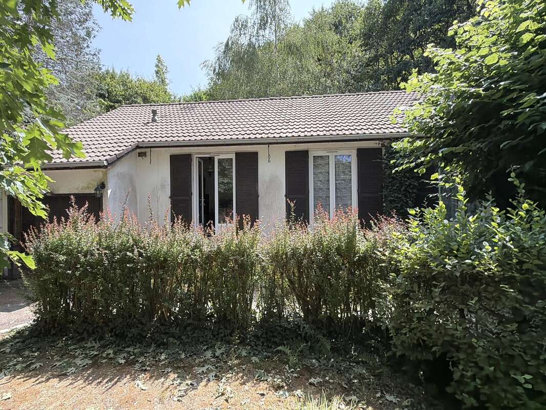 Pavillon indépendant au bord d'un ruisseau, niché dans un cadre boisé paisible - photo 2