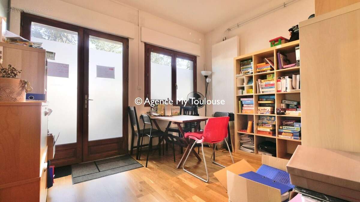 Accueil / Salle commune - Commerce à TOULOUSE