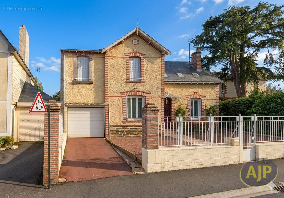 Maison à SAINT-MACAIRE-EN-MAUGES