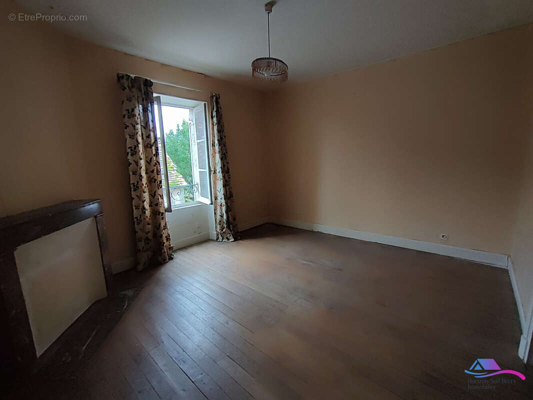 chambre niveau 1 - Maison à SAINTE-SEVERE-SUR-INDRE