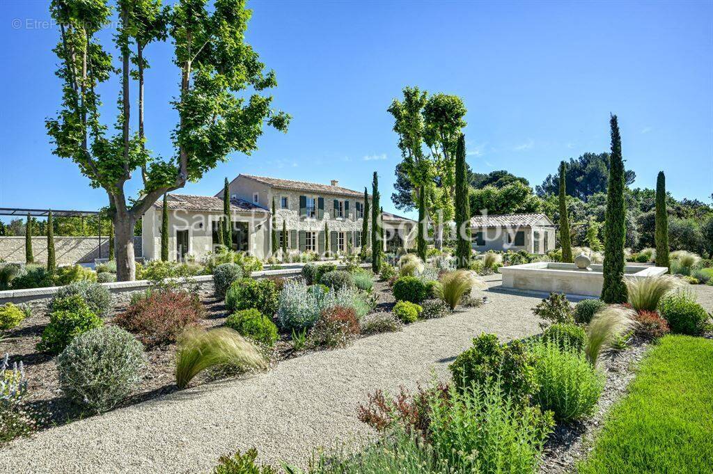 Mas en pierre rénové avec superbe vue sur les Alpilles, tennis et piscine - photo 1