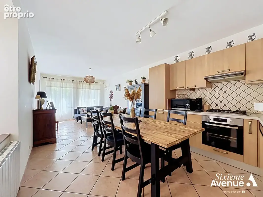 Maison de Village à Saint-Symphorien d'Ozon, 5 pièces, 3 chambres 119 m2. - photo 3