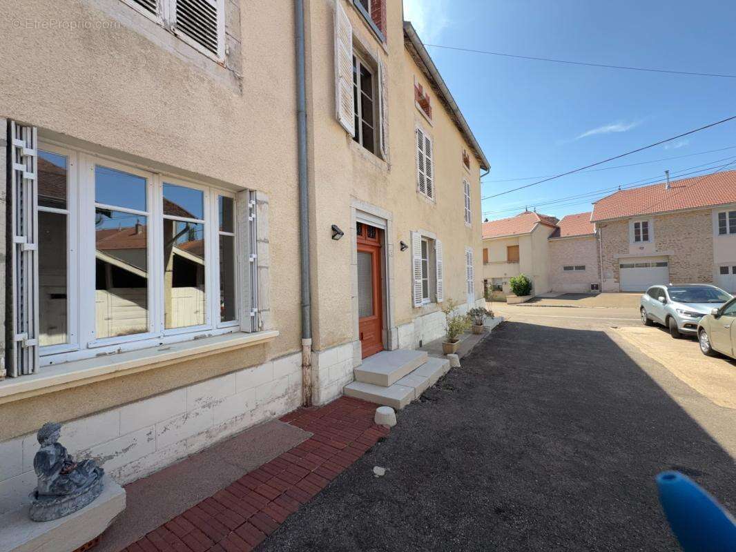 Maison en pierre avec 350 m² de dépendances, jardin et terrasse – Genevrières (52) - photo 21