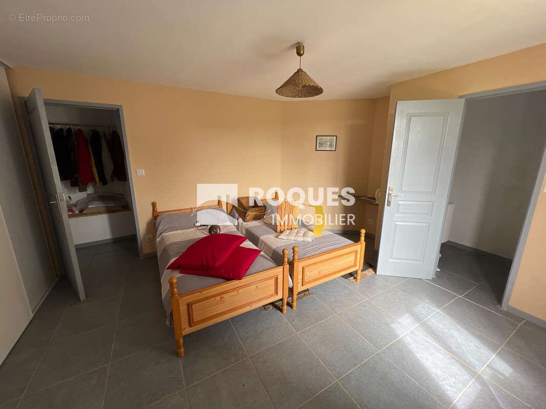 Maison à usage d'habitation avec dépendances, cour et jardin - photo 16
