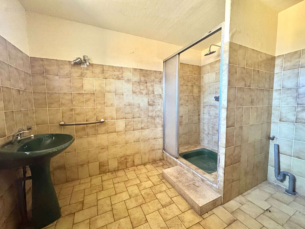 À VENDRE - Maison composée de deux logements indépendants avec terrain de 1300m2 environ - photo 10