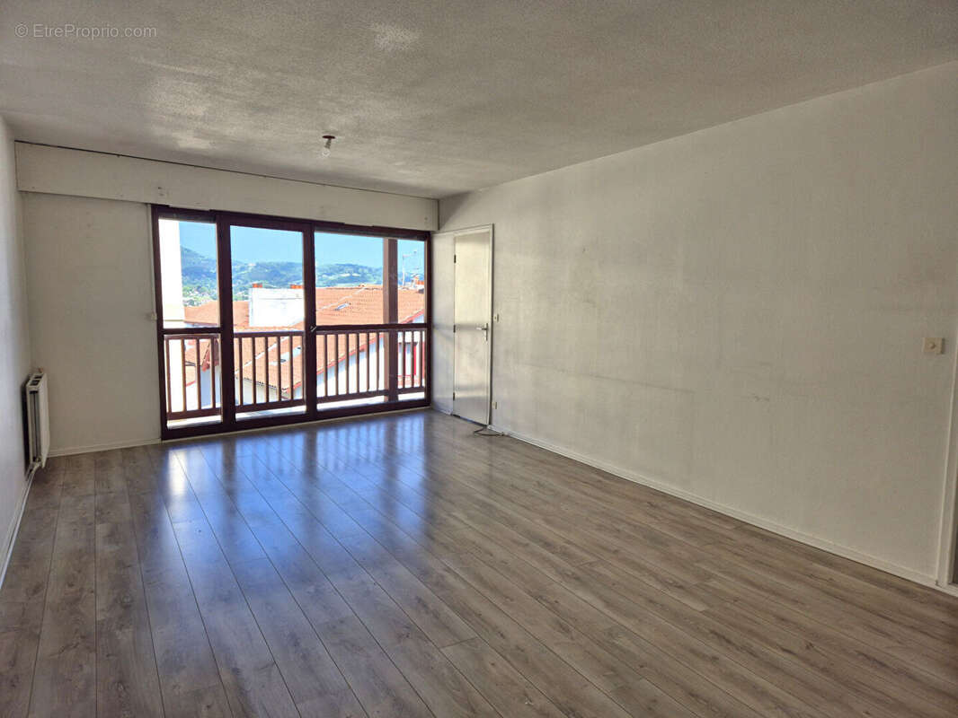 Hendaye centre, grand appartement T3 + garage - photo 4