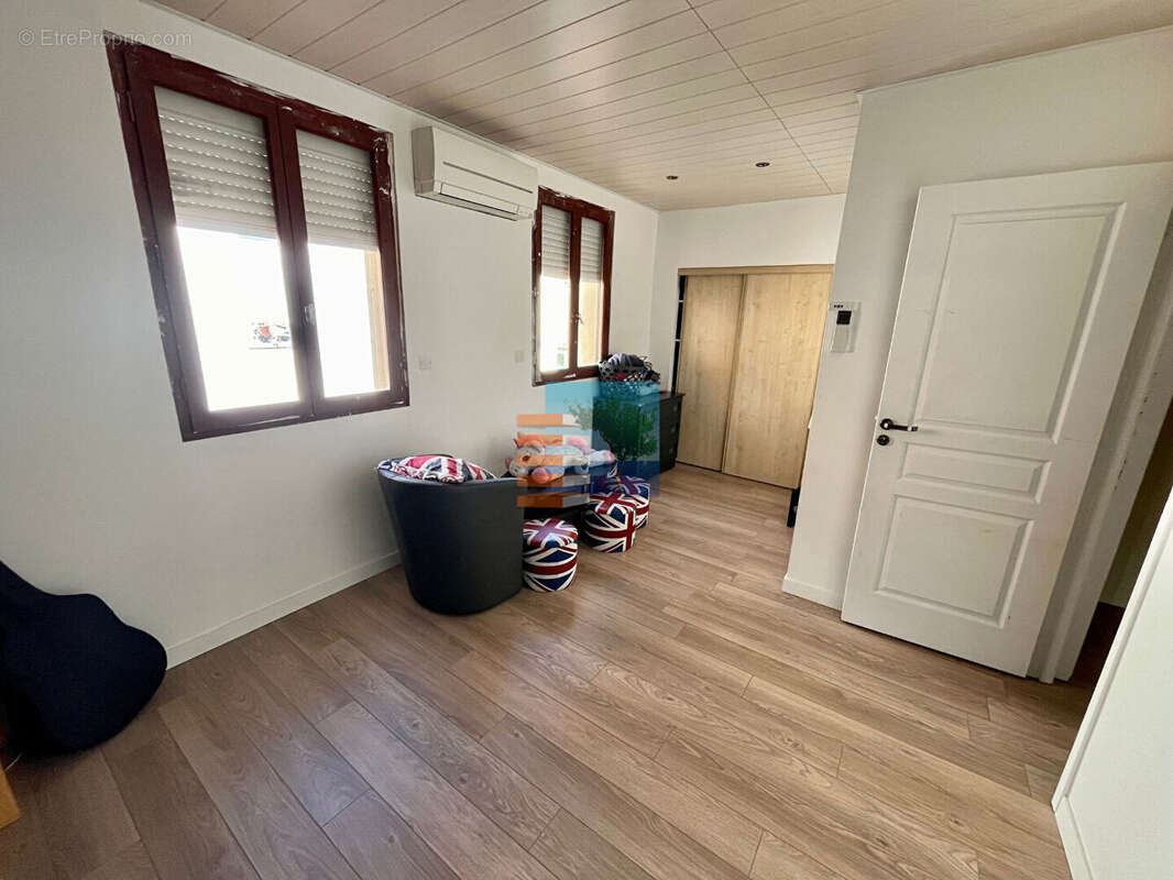 Maison à SAINT-LAURENT-DE-LA-SALANQUE