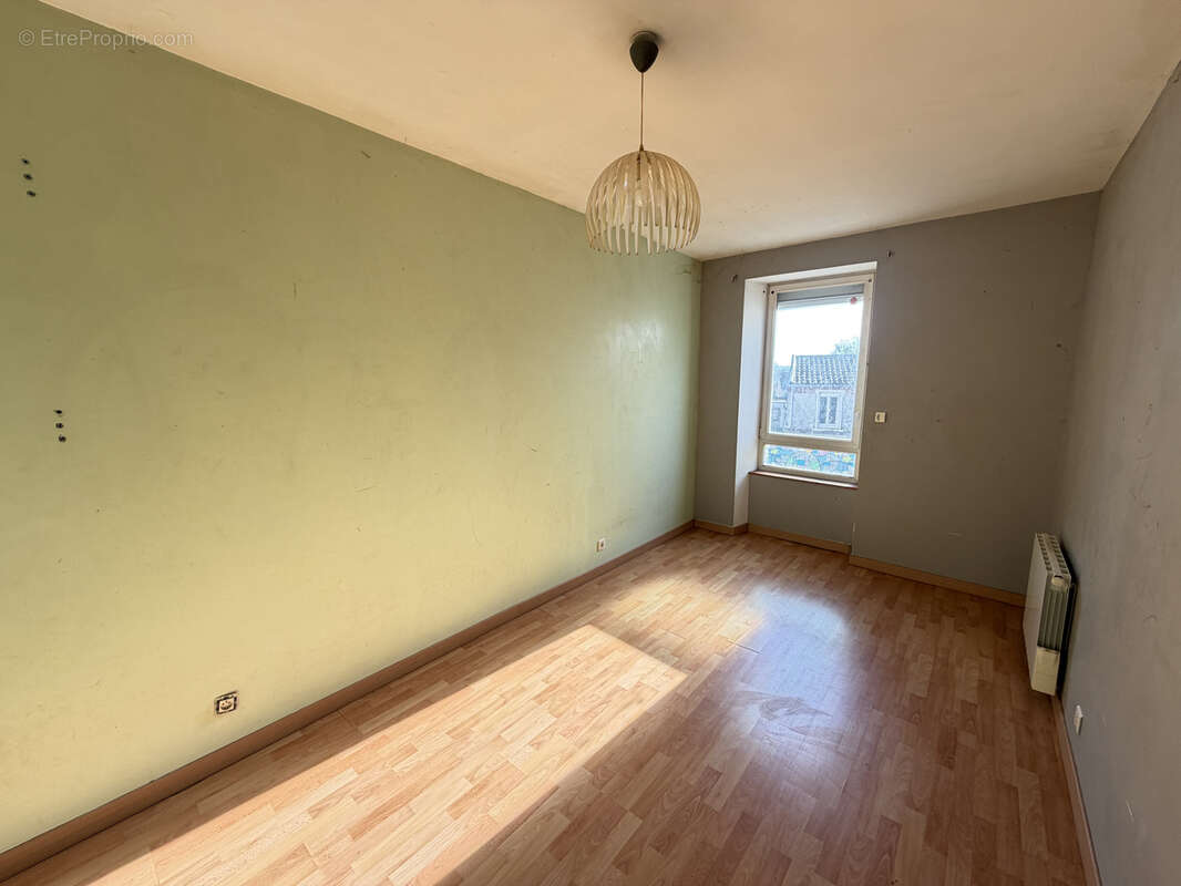 Maison à MONTREVAULT