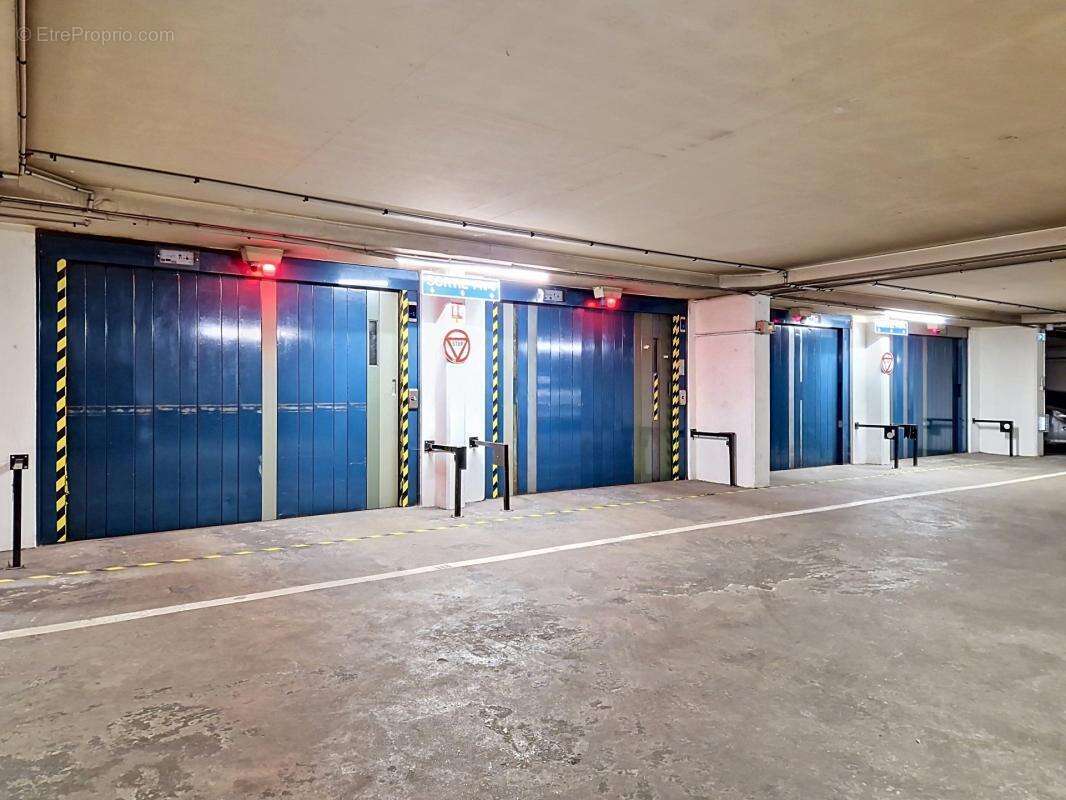 Parking à PARIS-2E