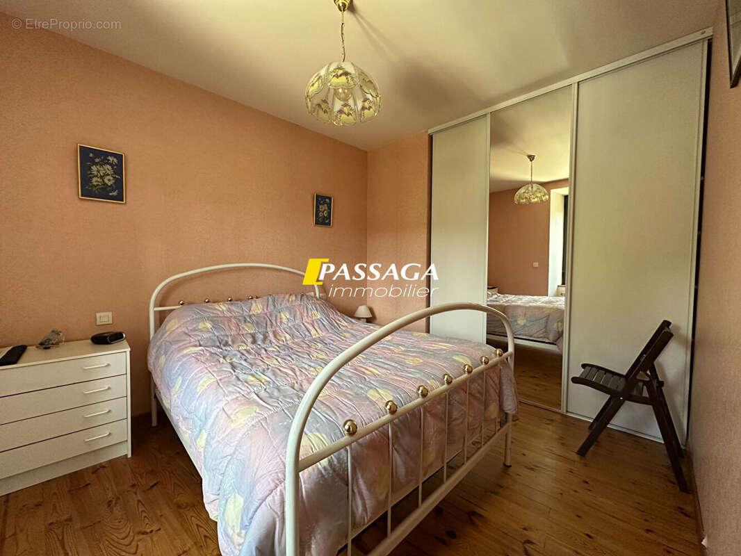 A VENDRE - Maison d'habitation avec cour, jardin et studio - BERTHOLENE - photo 16