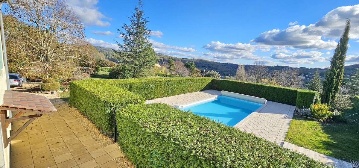 A Cénac-et-Saint-Julien maison de 170 m² avec piscine sur parc arboré de 5 000 m² et vue panoramique sur la vallée. - photo 6